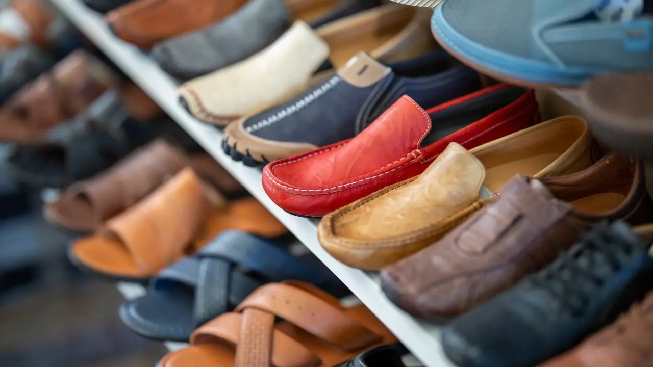 Addio odore di scarpe: il trucco con due foglie di alloro Addio odore di scarpe: il trucco con due foglie di alloro