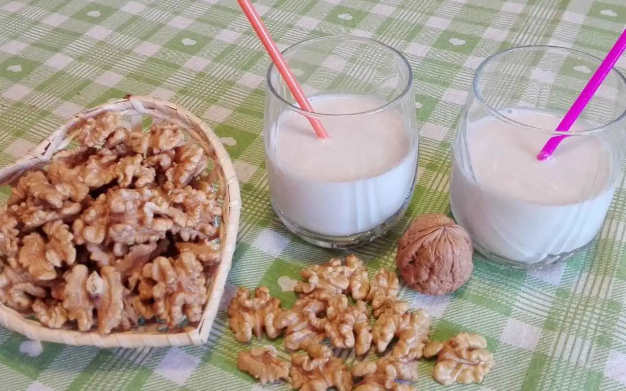 Mangiare le noci ogni giorno: ecco le conseguenze Mangiare le noci ogni giorno: ecco le conseguenze
