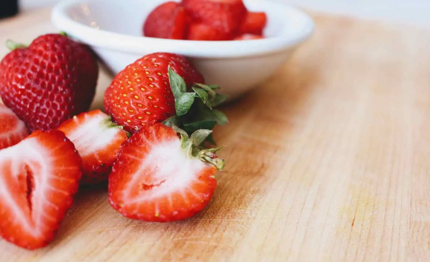 Fragole più dolci e senza muffa: il trucco della sabbia fine Fragole più dolci e senza muffa: il trucco della sabbia fine