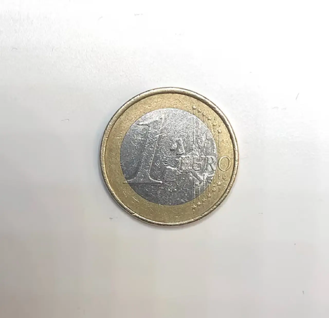 Moneta da 1 € con questo simbolo: se ce l’hai in casa vale una fortuna Moneta da 1 € con questo simbolo: se ce l’hai in casa vale una fortuna