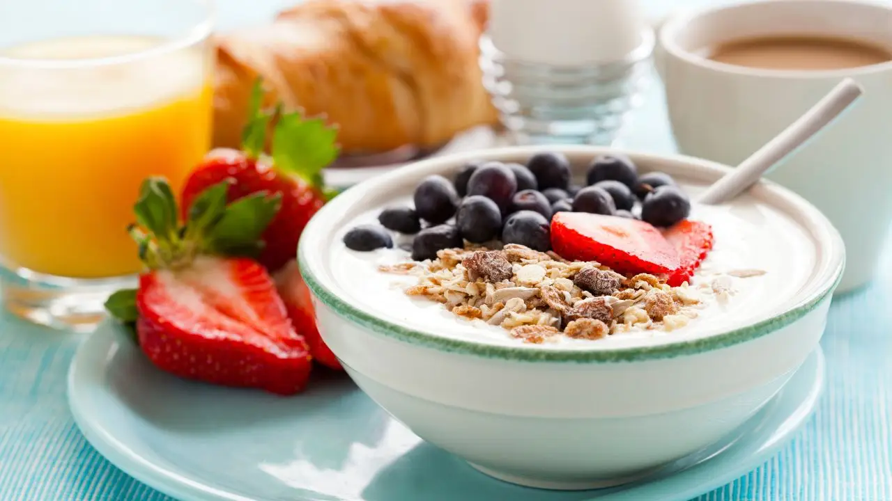 Colazione anti-gonfiore: la combinazione ideale per iniziare giugno senza pesantezza Colazione anti-gonfiore: la combinazione ideale per iniziare giugno senza pesantezza