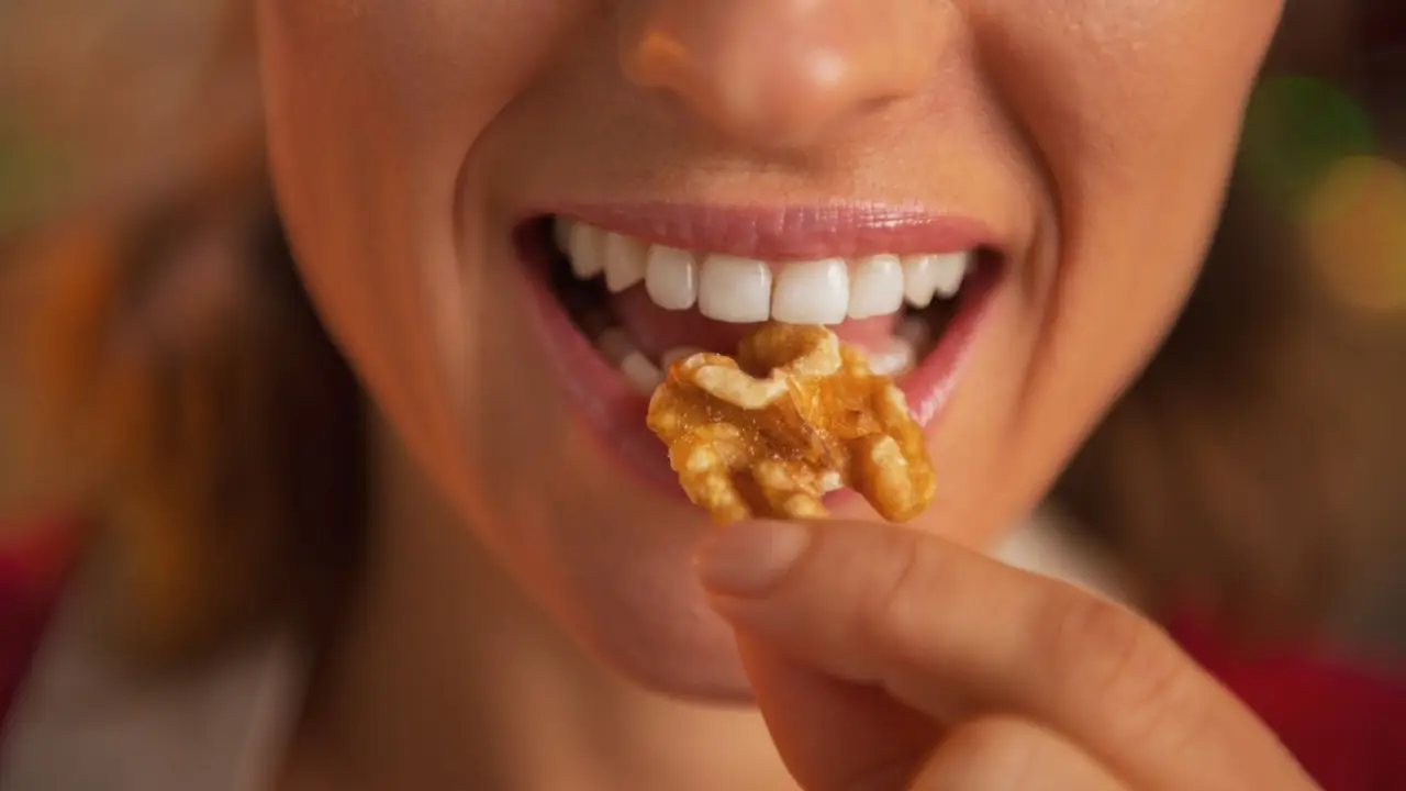 Mangiare le noci ogni giorno: ecco le conseguenze Mangiare le noci ogni giorno: ecco le conseguenze