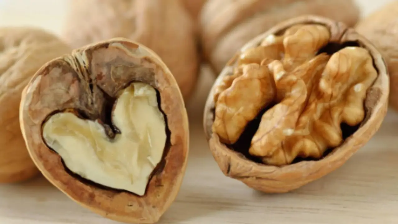 Mangiare le noci ogni giorno: ecco le conseguenze Mangiare le noci ogni giorno: ecco le conseguenze