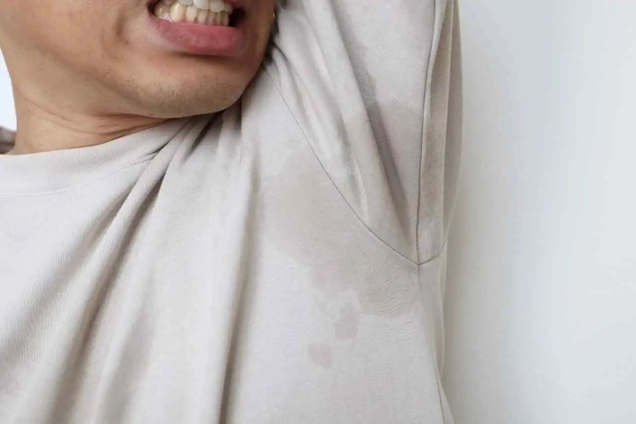 Come rimuovere le macchie di sudore? Ecco il trucco che usano in tanti Come rimuovere le macchie di sudore? Ecco il trucco che usano in tanti