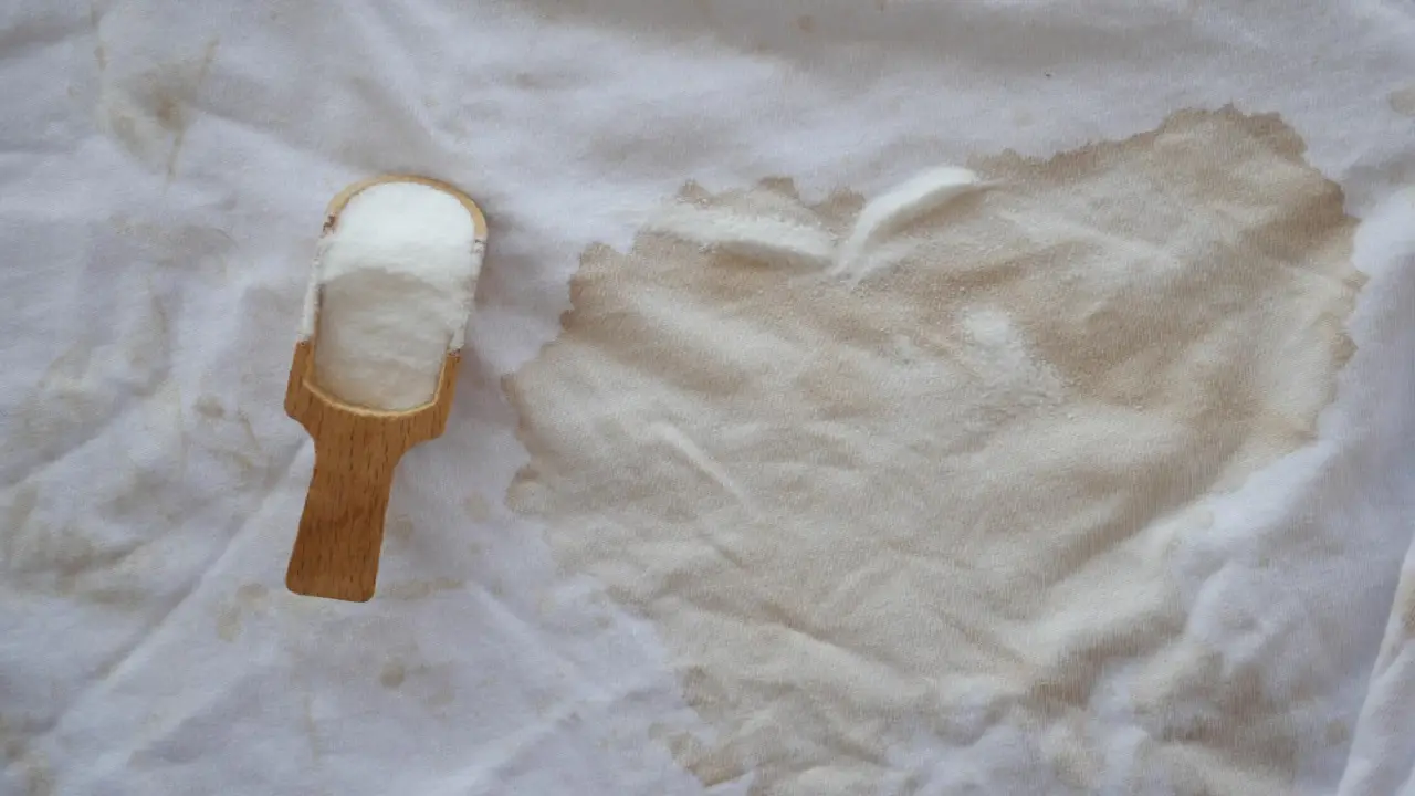 Come rimuovere le macchie di sudore? Ecco il trucco che usano in tanti Come rimuovere le macchie di sudore? Ecco il trucco che usano in tanti